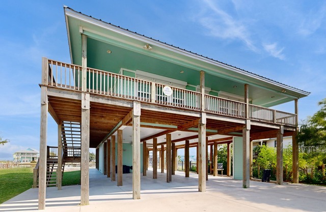 New Canal-Front Home | Huge Screened Porch, Fishing Pier & Chef's Kitchen