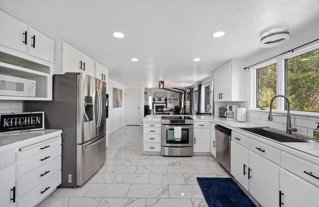 New! Canyon Rim home with waterfall trail!