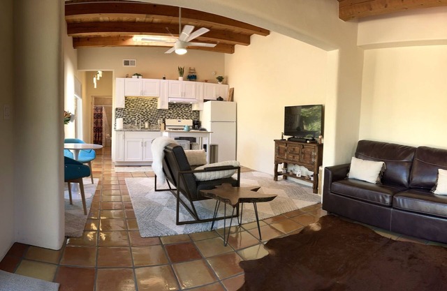 New casita w/large yard near the plaza & dog park