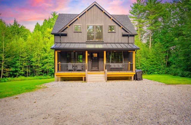 NEW Chalet 6 minutes from Sunday River! Hot tub, Sauna, Sleeps 12, Dog Friendly!