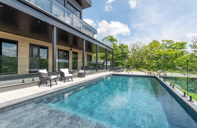 NEW! Chalet Mont-Steele | 5 Bedrooms | Hot tub | Outdoor Pool