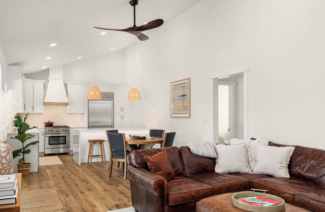 NEW! Charming 2-bedroom Modern Cottage in peaceful Fall City with AC and Views