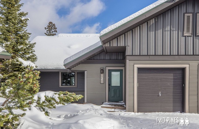 New Charming Big Horn Ski-In/Out Home! Cozy Fireplace, Walk to Resort!