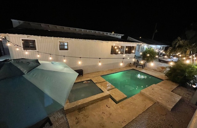 New! Charming Cabin near Combate Beach