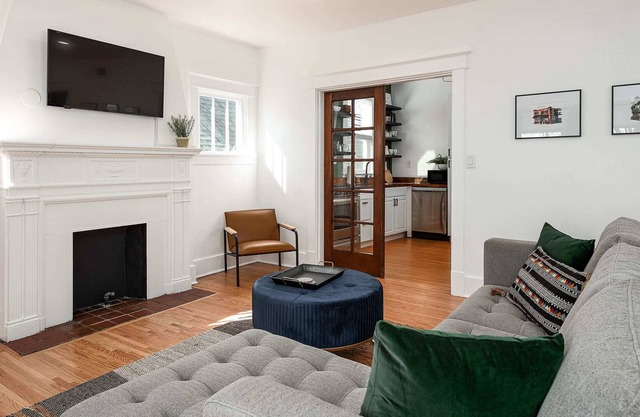New! Charming City Walk Condo - King bed - DT!