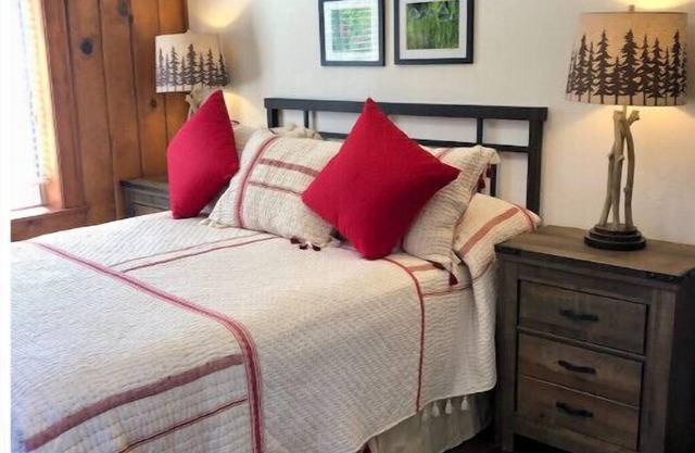 NEW - Charming Red Cabin near Yosemite