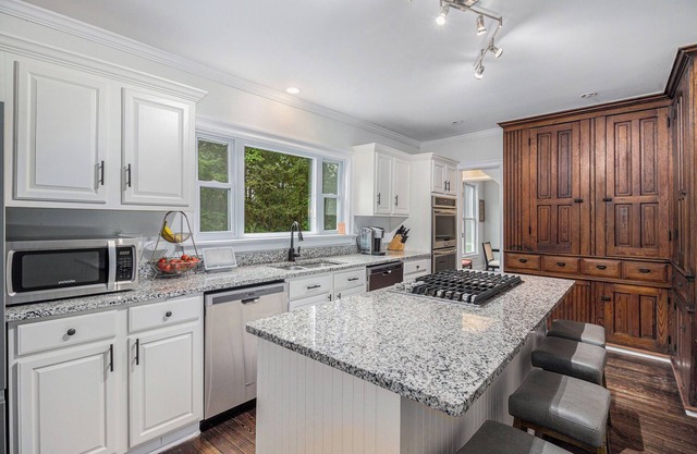 NEW Charming & Spacious Farmhouse Retreat in Grass Lake, MI