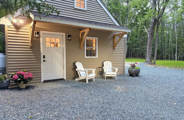 NEW! Charming STUDIO with AC, WiFi & Fire Pit less than 3 MINUTES to Acadia.