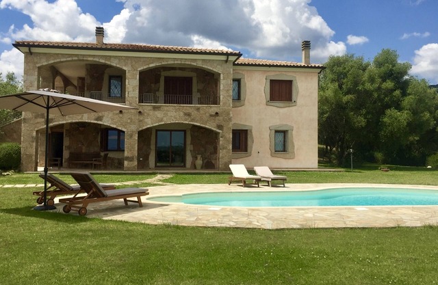 NEU !!! Charmante Villa mit Pool