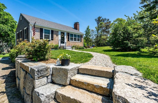 New! Chatham Cottage- 1 Mile to Downtown & Beaches