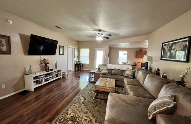 *NEW* Cheerful 4 Bedroom Home-Pet Friendly