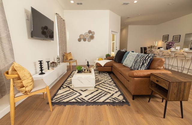 New Chic Mid-Century Modern 3BR Home in Central Mcallen perfect for getaway