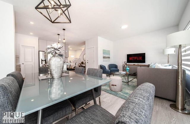 *New*Chic Modern Home*King bed*Foosball*Sleeps 8!