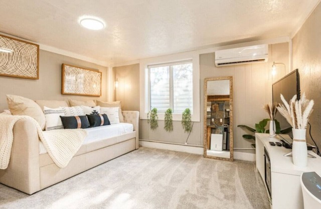 *NEW* Clean & Cozy Local Living-Walk to River/Lake