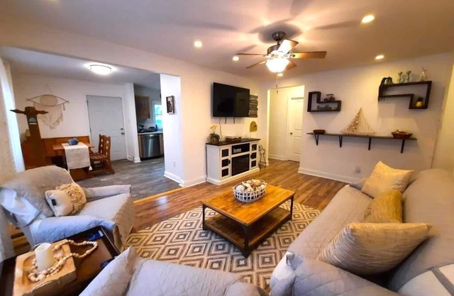 NEW ★ 🤩| Close to Beaches | Golf course | Private Deck | Central Air | 5 beds
