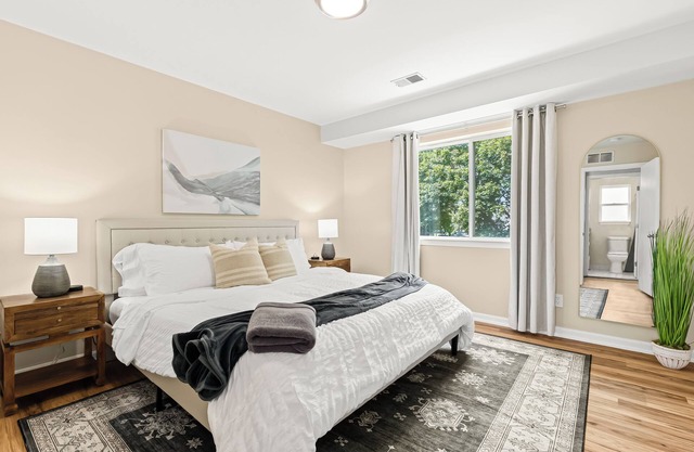 New! Comfortable 1BR Upper Flat, Roseville Downtown