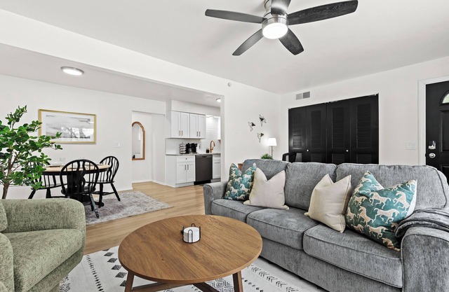 NEW! Comfy 1BR Upper Flat Retreat with King Bed in Royal Oak