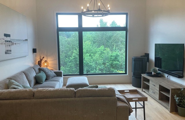 New Condo in Orford facing the mountain, pet-friendly