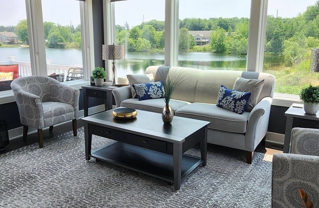 New condo on large swimming pond with double kayak
