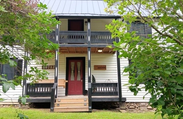 NEW! Connie's Retreat - 3 Bedrooms, 2 Baths, Sleeps 11