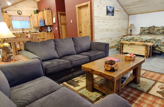 New construction 17 miles to YNP, garage, WIFI, AC, outdoor barbecue grill