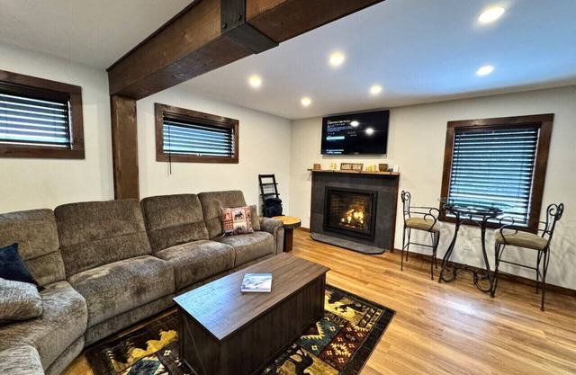 New Construction Barn style- Minutes from Skiing and Lakes