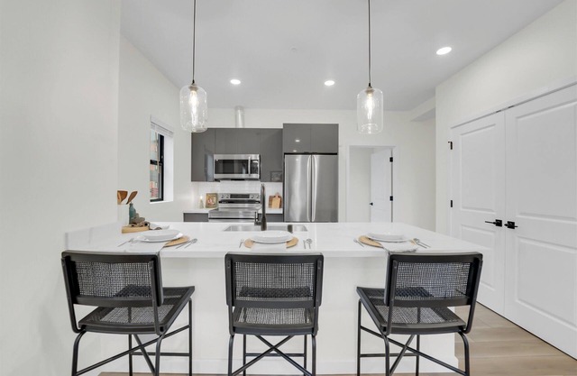 New Construction Charming 2-bedroom apartment with AC, WiFi in Lakewood