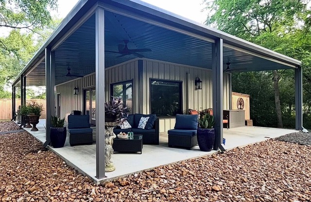 New construction modern guesthouse located close to Texas A&M and Kyle Field