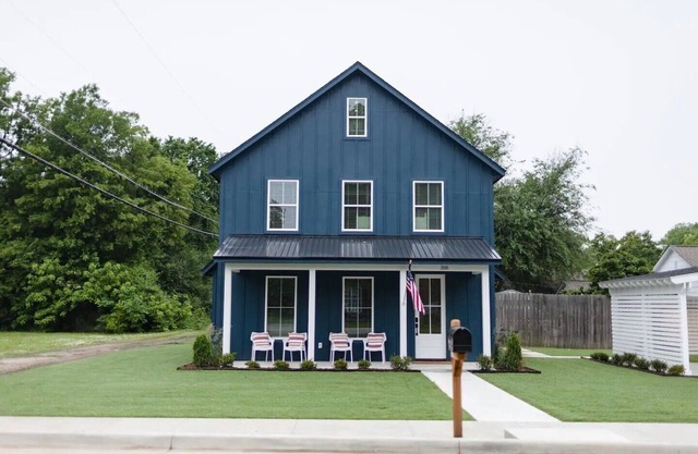 New Construction, walking distance to shops an restaurants in the Rose District!