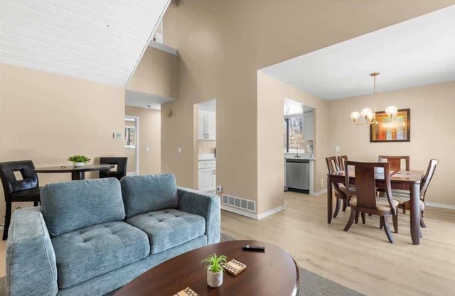 NEW Corp/Bus Townhome New Hudson