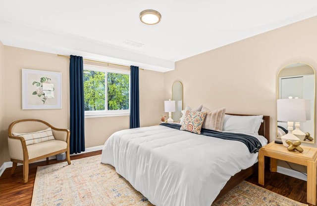 New! Cozy 1BR Upper Flat Near Roseville Downtown