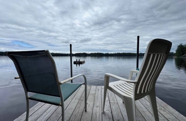 New Cozy 2-Bedroom Lake House on Tranquil Bonney Eagle Pond w/ Great Amenities