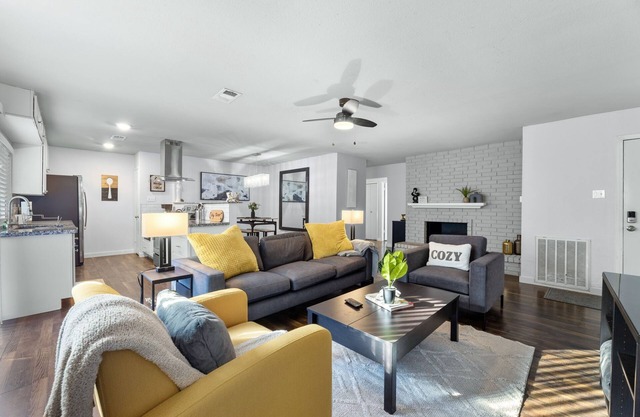 NEW - Cozy Bungalow Prime Location near Grandscape, Golf and Lake Lewisville