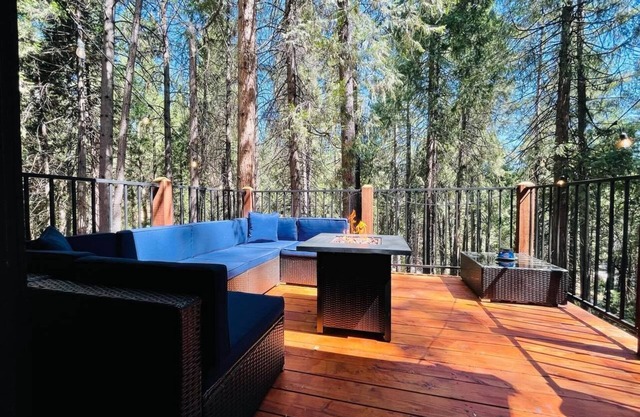 NEW!! Cozy cabin in the pines! Family/pet friendly, game room, cal king bed