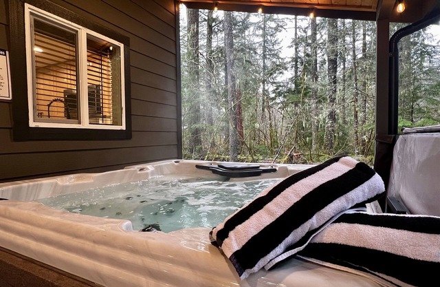New! Cozy Cabin w/Smokeless Firepit, EV & Spa!