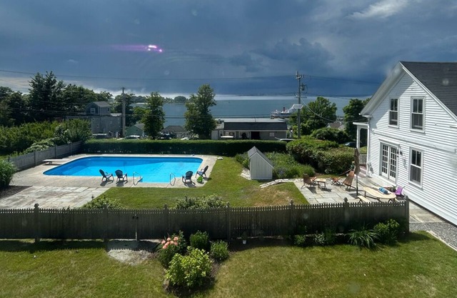 New - Cozy Cape on Peaks Island overlooking Casco Bay and Portland skyline