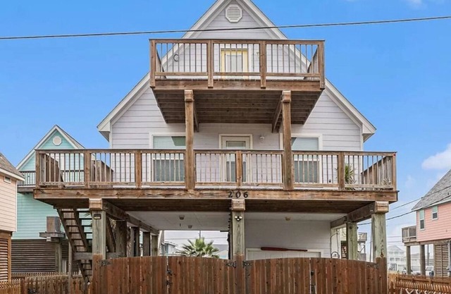 New cozy & clean bay home with great rates, 3 min walk to beach! Come stay!