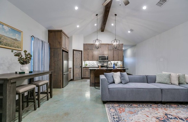 New! Cozy & Convenient W/ 2BR & 2BA