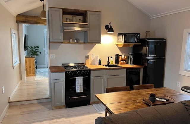 NEW!! Cozy Guest House with WiFi, Coffee Bar & Sunsets