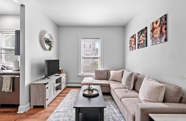 NEW!!! Cozy home away from home, Walkable restaurants and cafes, spacious layout