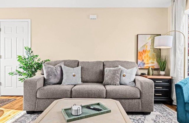 New Cozy Lower Flat in Roseville