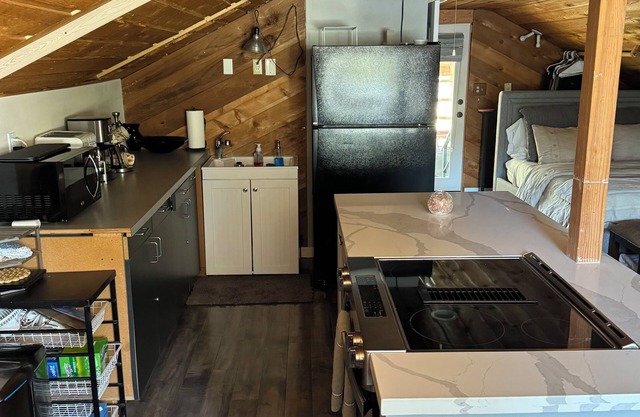 New! Cozy & Private Detached Studio in Edmonds