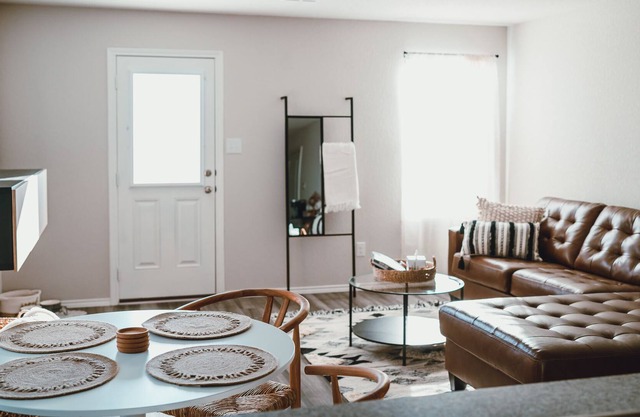 NEW Cozy Quiet Cute Gem Minutes Away From Downtown
