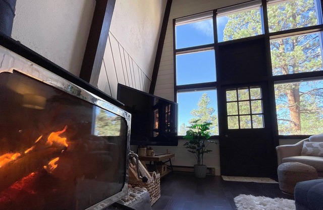 New- Cozy, renovated mountain retreat w/ fireplace