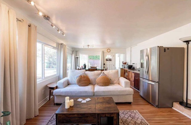 NEW Cozy retreat with large yard and Jacuzzi!