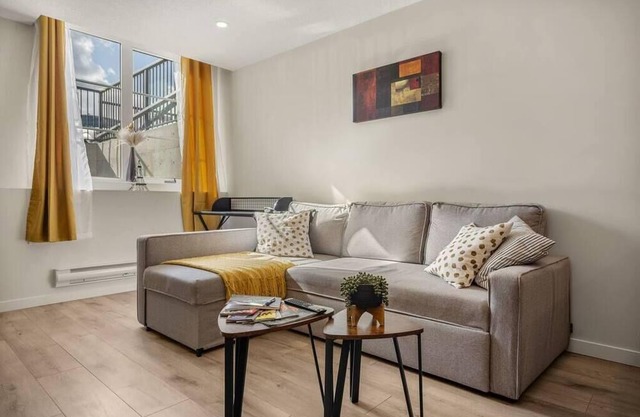 NEW Cozy Townhome, Sleeps 4, Close to Banff
