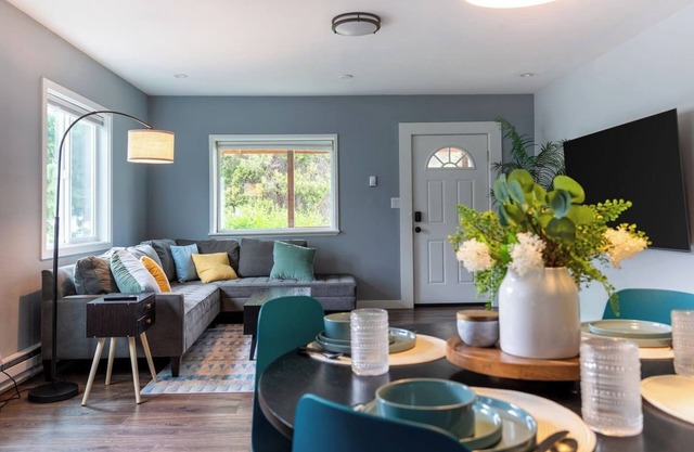NEW Cozy Unit w/ Porch near Arboretum and Transit
