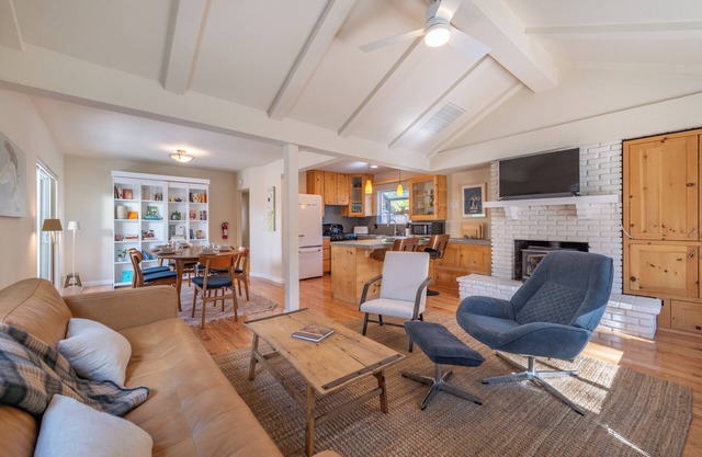*New* Cozy Wood Cottage- Kings Beach, walk to lake, private hot tub!
