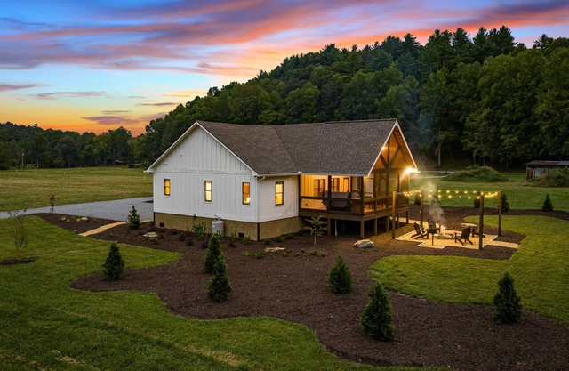 NEW Creekfront Home/Hot Tub/Firepit/Walking Trails/Mountaintown Creek/Ellijay#1W