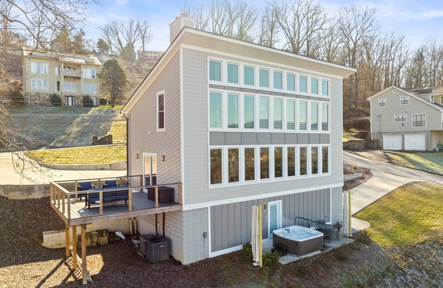 NEW Crestview Heights | Views of Downtown | Hot Tub | Sleeps 13